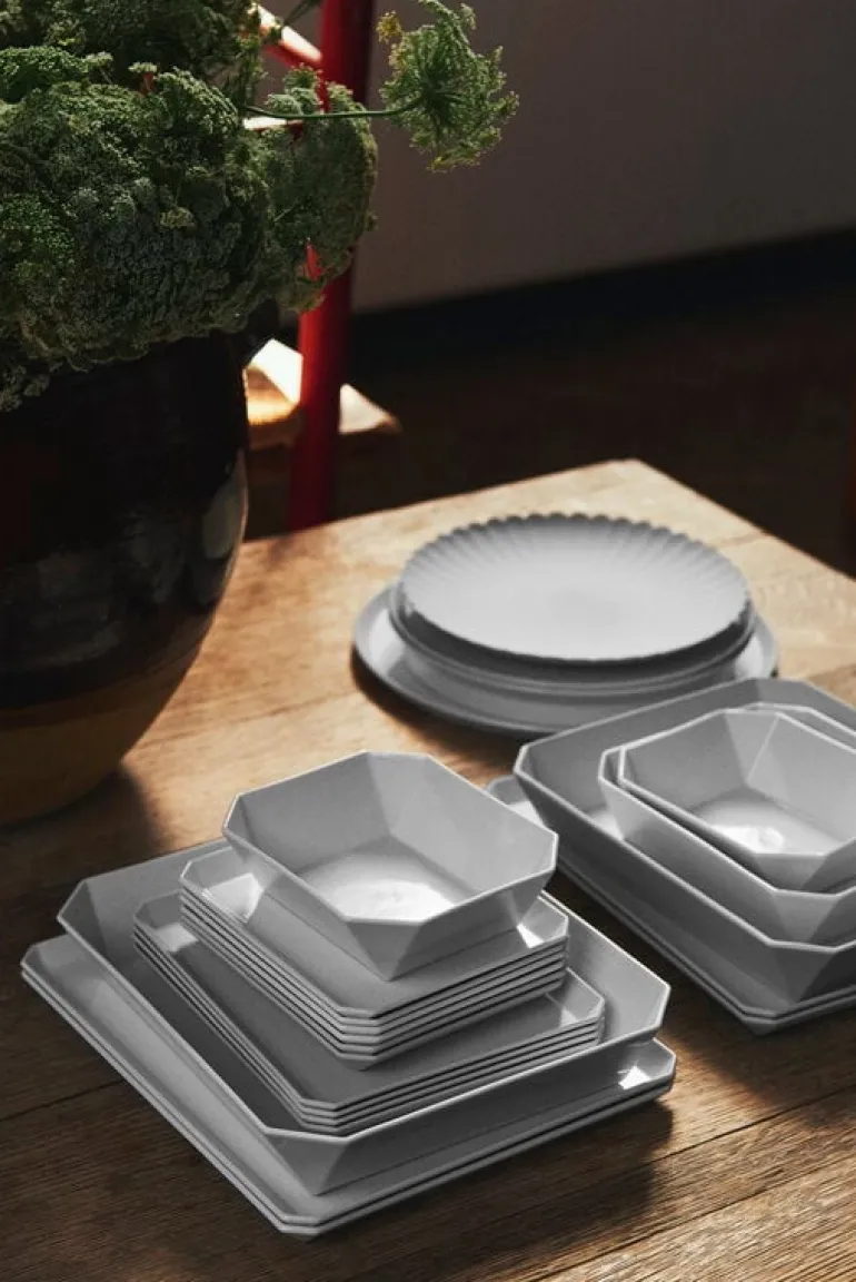 1616 / arita japan TY Palace 220 tallrik, oglaserad grå