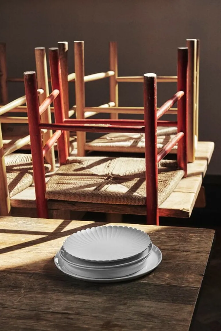 1616 / arita japan TY Palace 220 tallrik, oglaserad grå