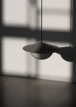 AGO Alley pendellampa, inbyggd LED, stor, lergrå