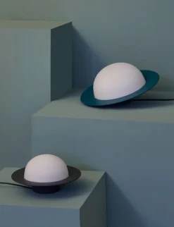 AGO Alley Still bordslampa, dimbar, liten, träkol