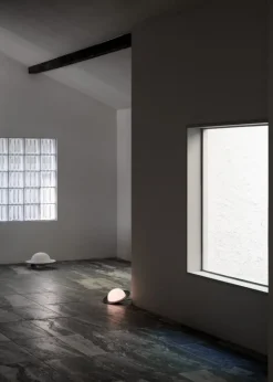 AGO Alley Still bordslampa, dimbar, liten, lergrå