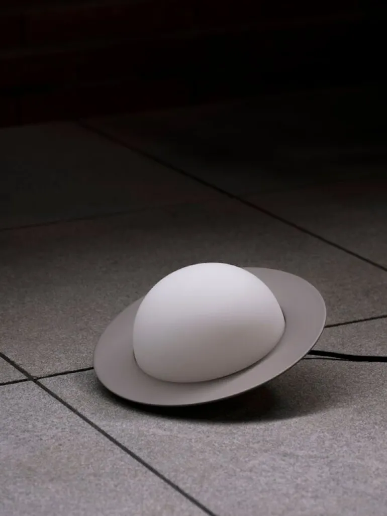 AGO Alley Tilt bordslampa, dimbar, stor, vinröd