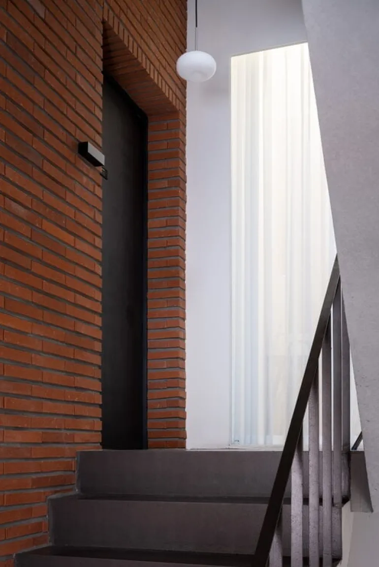 AGO Mozzi pendellampa, dimbar, liten, träkol