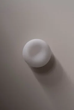 AGO Mozzi tak-/vägglampa, dimbar, liten, grå