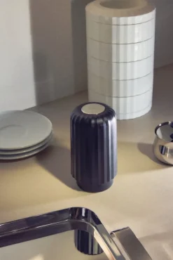 Alessi Plissé kapselkross, svart