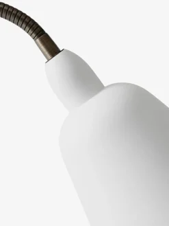 &Tradition Bellevue AJ7 golvlampa, vit - bronsfärgad mässing