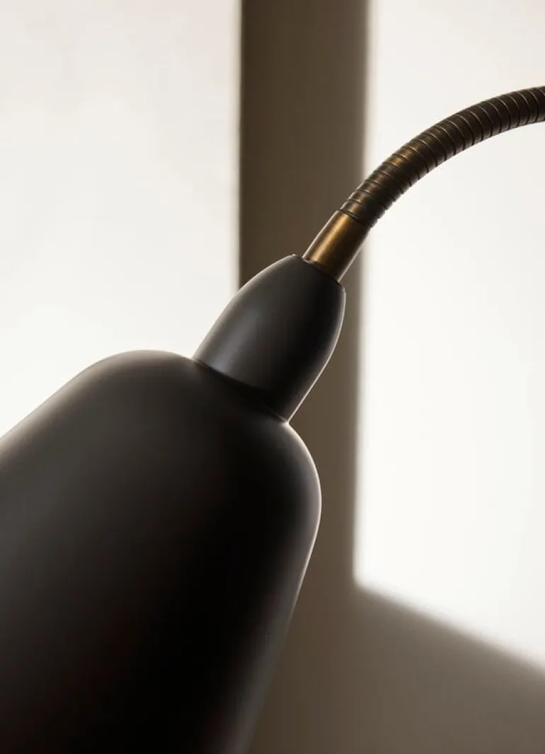 &Tradition Bellevue AJ7 golvlampa, stengrå - bronsfärgad mässing