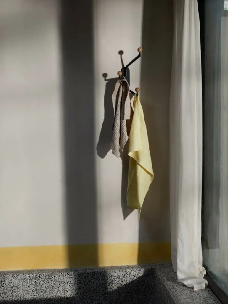 &Tradition Capture SC74 väggkrok, liten, grafit - flerfärgad