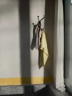 &Tradition Capture SC74 väggkrok, liten, grafit - ek