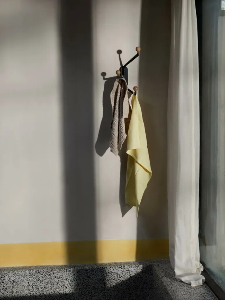 &Tradition Capture SC74 väggkrok, liten, grafit - ek