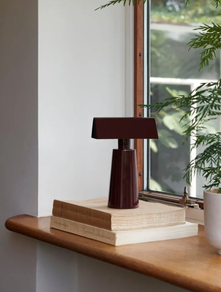 &Tradition Caret MF1 bärbar bordslampa, mörk burgundy