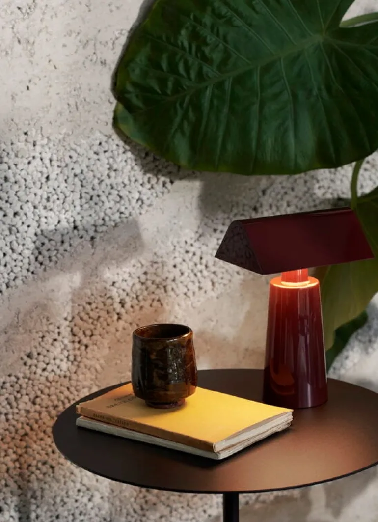 &Tradition Caret MF1 bärbar bordslampa, mörk burgundy