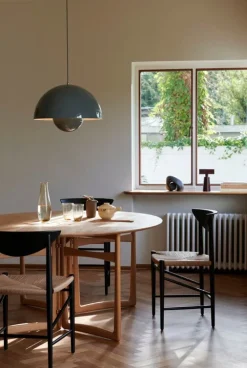 &Tradition Caret MF1 bärbar bordslampa, mörk burgundy