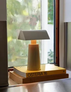 &Tradition Caret MF1 bärbar bordslampa, silkesgrå