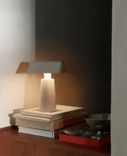 &Tradition Caret MF1 bärbar bordslampa, silkesgrå