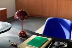 &Tradition Flowerpot VP9 bärbar bordslampa, mörklila