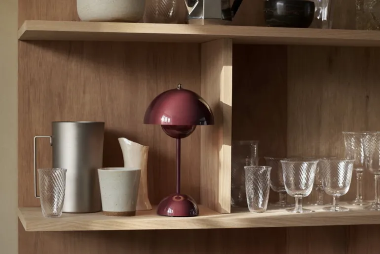 &Tradition Flowerpot VP9 bärbar bordslampa, mörklila