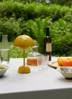 &Tradition Flowerpot VP9 bärbar bordslampa, senap