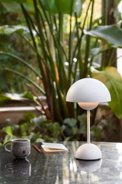 &Tradition Flowerpot VP9 bärbar bordslampa, matt vit