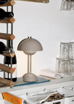&Tradition Flowerpot VP9 bärbar bordslampa, grey beige