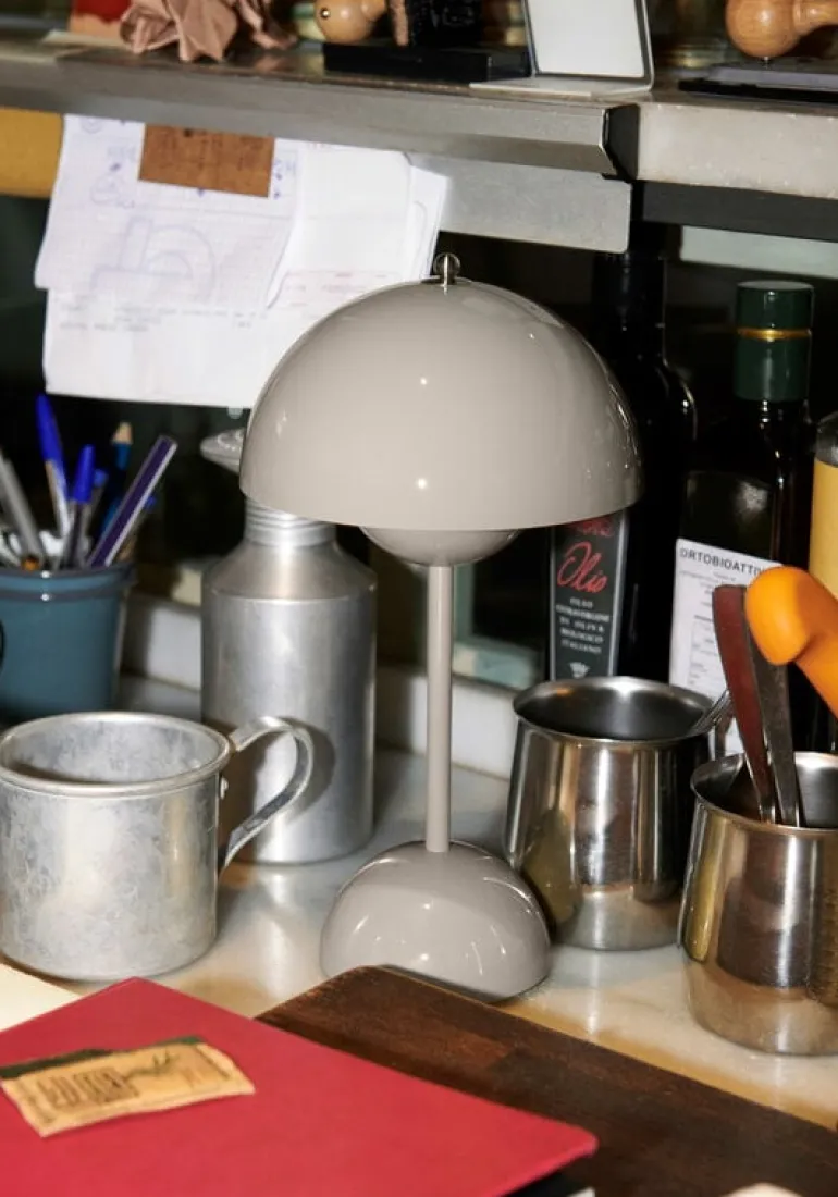 &Tradition Flowerpot VP9 bärbar bordslampa, grey beige