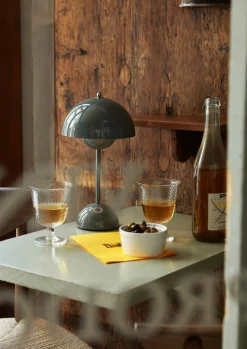 &Tradition Flowerpot VP9 bärbar bordslampa, stenblå