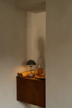 &Tradition Flowerpot VP9 bärbar bordslampa, stenblå