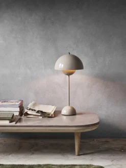 &Tradition Flowerpot VP3 bordslampa, gråbeige