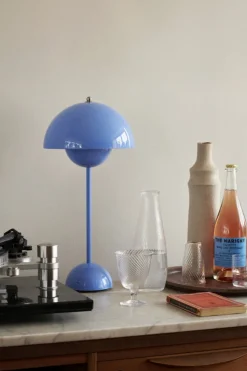 &Tradition Flowerpot VP3 bordslampa, badblå