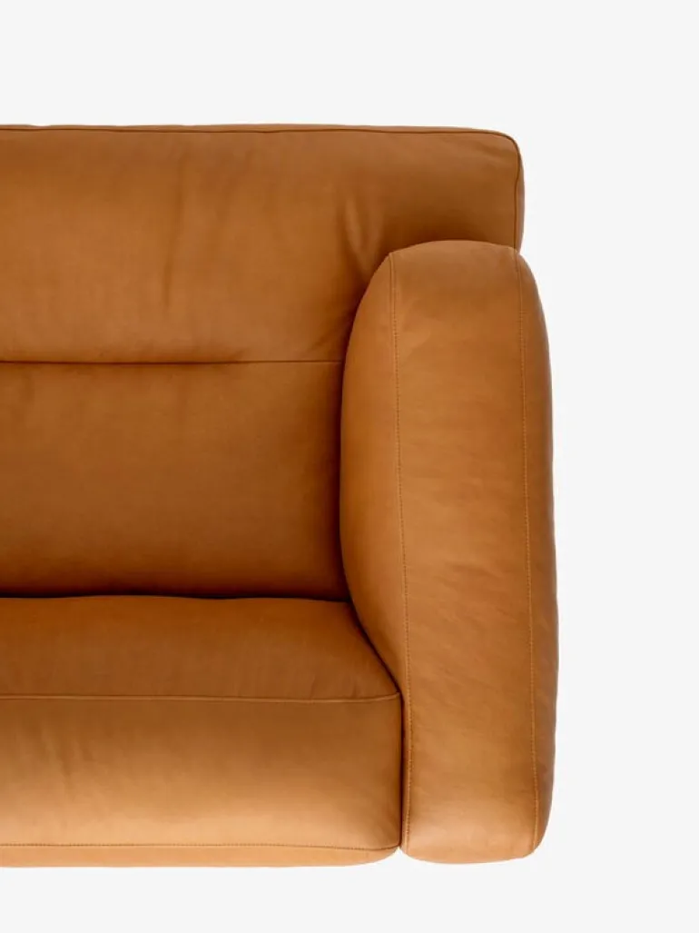 &Tradition Inland AV22 2-sitssoffa, svart - konjaksfärgat Noble-läder