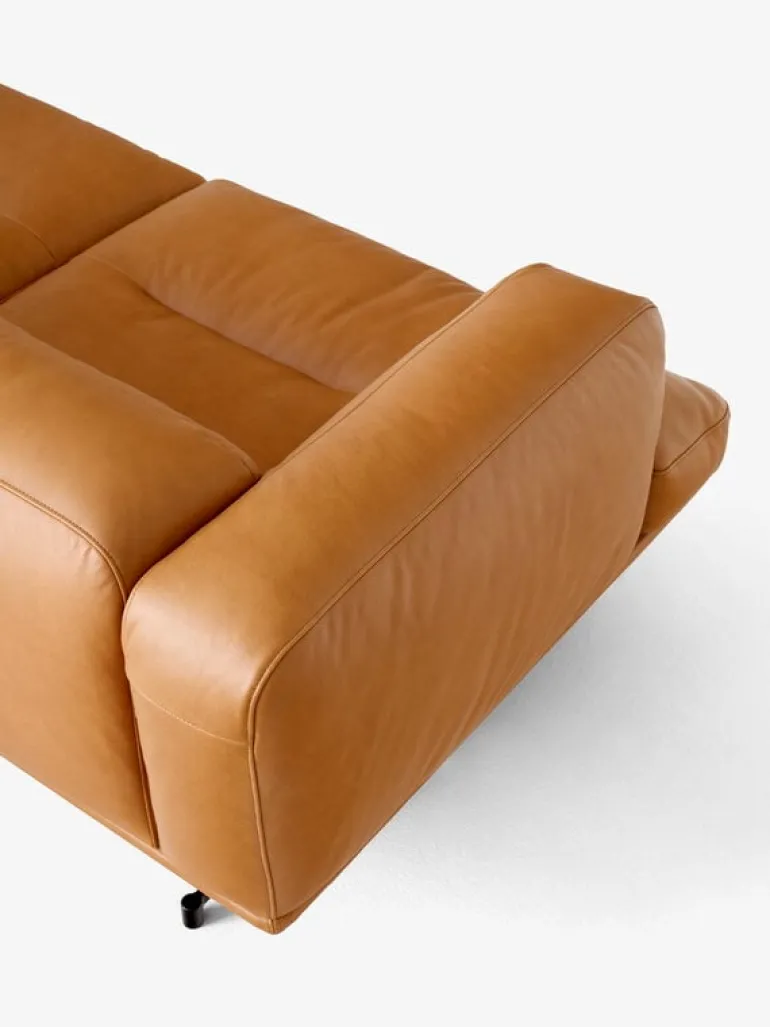 &Tradition Inland AV22 2-sitssoffa, svart - konjaksfärgat Noble-läder