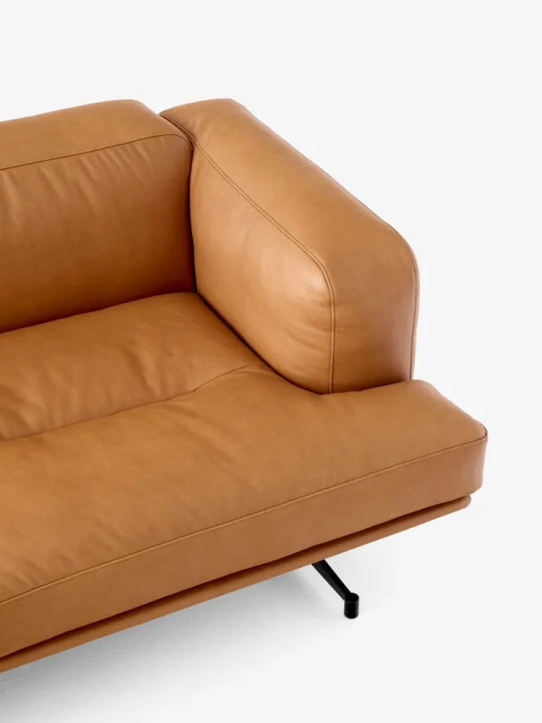 &Tradition Inland AV22 2-sitssoffa, svart - konjaksfärgat Noble-läder