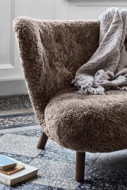 &Tradition Little Petra fåtölj, Sahara fårfäll - valnöt