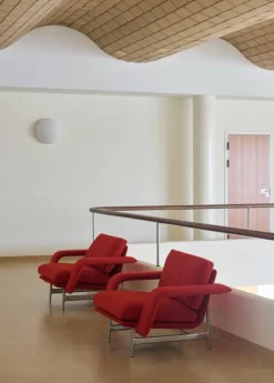 &Tradition Meantime AV29 fåtölj, polerad aluminium - röd Fiord 0571