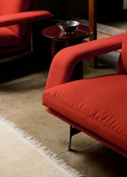 &Tradition Meantime AV29 fåtölj, polerad aluminium - röd Fiord 0571