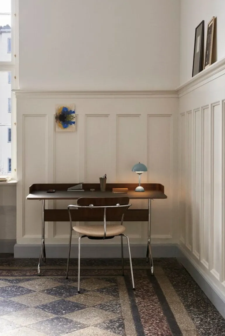 &Tradition Pavilion AV17 skrivbord, iron linoleum - valnöt - krom