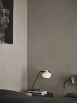 &Tradition Pavilion AV5 fåtölj, lackad valnöt