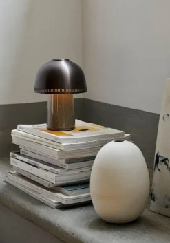 &Tradition Raku SH8 bärbar bordslampa, beigegrå - brons