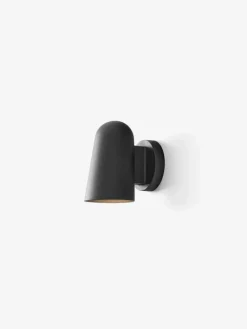 &Tradition Solid SC104 vägglampa, svart