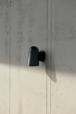 &Tradition Solid SC104 vägglampa, svart