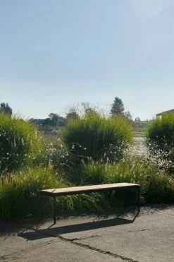 &Tradition Ville AV28 bänk, 180 x 40 cm, teak - varm svart