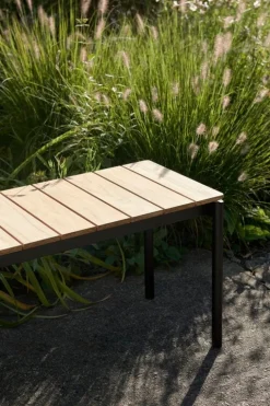 &Tradition Ville AV28 bänk, 180 x 40 cm, teak - varm svart