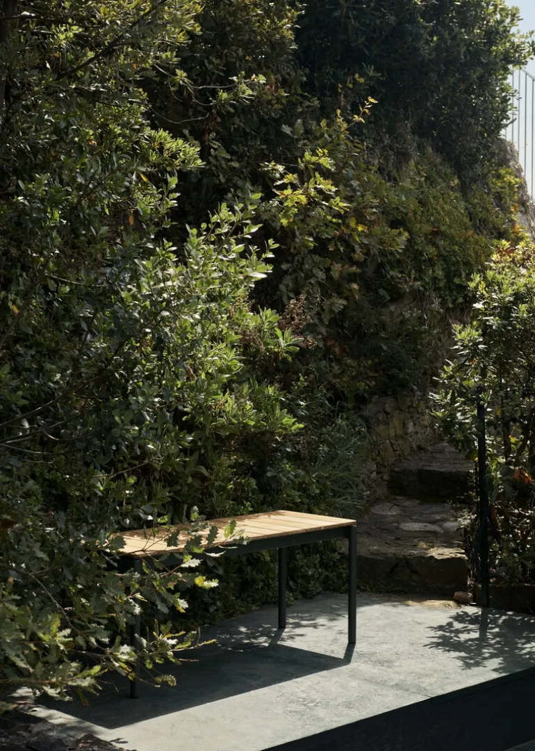 &Tradition Ville AV27 bänk, 110 x 40 cm, teak - varm svart