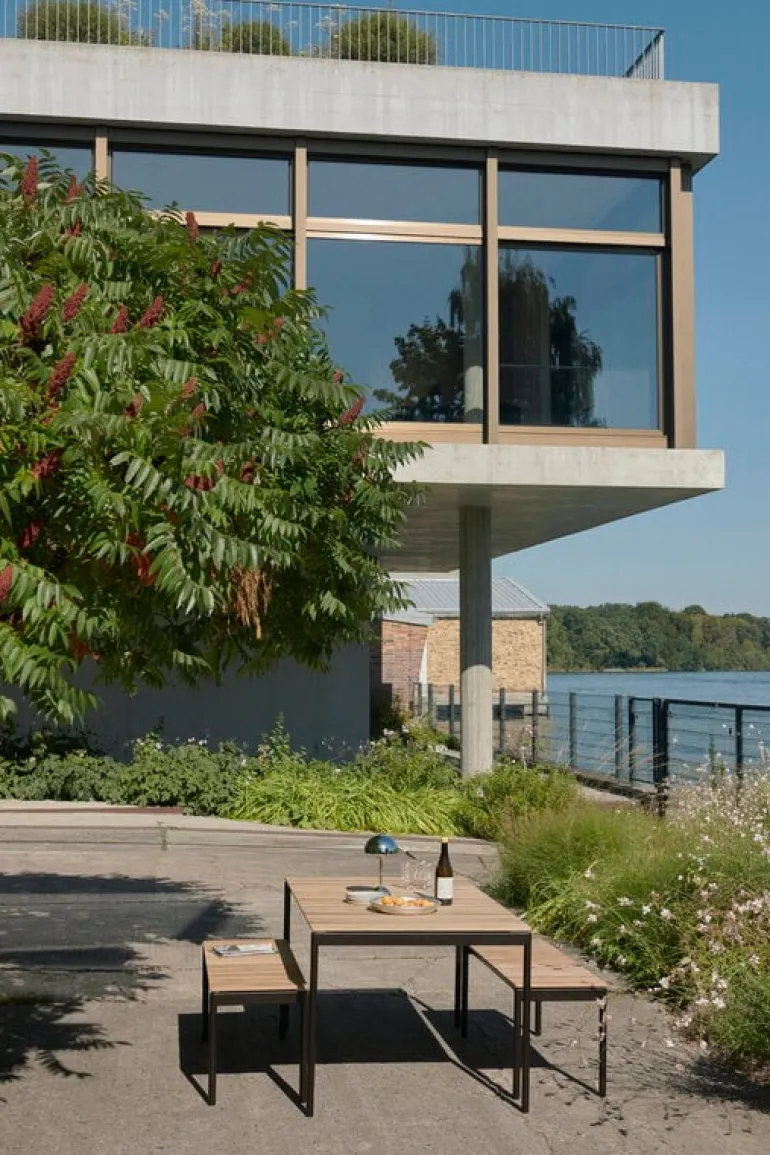 &Tradition Ville AV27 bänk, 110 x 40 cm, teak - varm svart