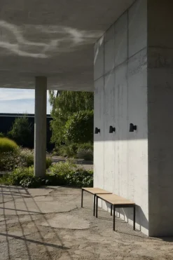 &Tradition Ville AV27 bänk, 110 x 40 cm, teak - varm svart