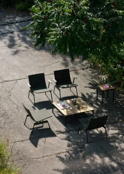 &Tradition Ville AV45 utomhusfåtölj med armstöd, bronsgrön