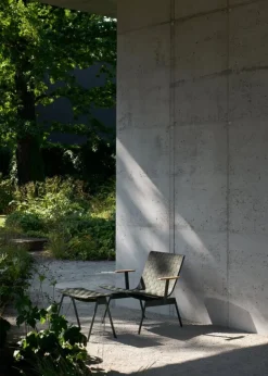 &Tradition Ville AV45 utomhusfåtölj med armstöd, bronsgrön