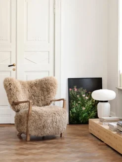 &Tradition Wulff ATD2 fåtölj och ATD3 sittpuff, Honey fårskinn 50 mm - ek