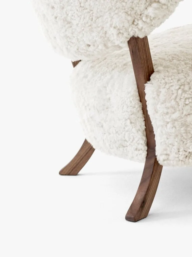 &Tradition Wulff ATD2 loungefåtölj, Moonlight fårskinn - valnöt