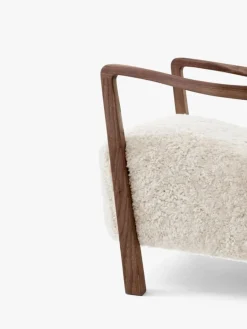 &Tradition Wulff ATD2 loungefåtölj, Moonlight fårskinn - valnöt